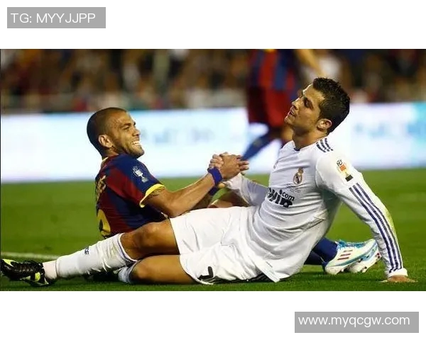 足球明星温情时刻抱孩子接受采访展现家庭与事业的完美平衡